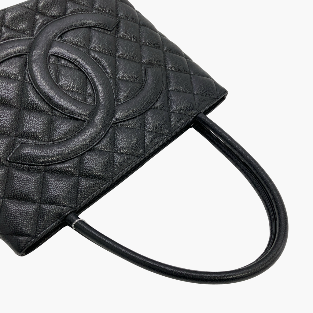 Chanel Medallion Caviar - Chanel-læderlogoet set fra siden