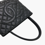Chanel Medallion Caviar - Chanel-læderlogoet set fra siden