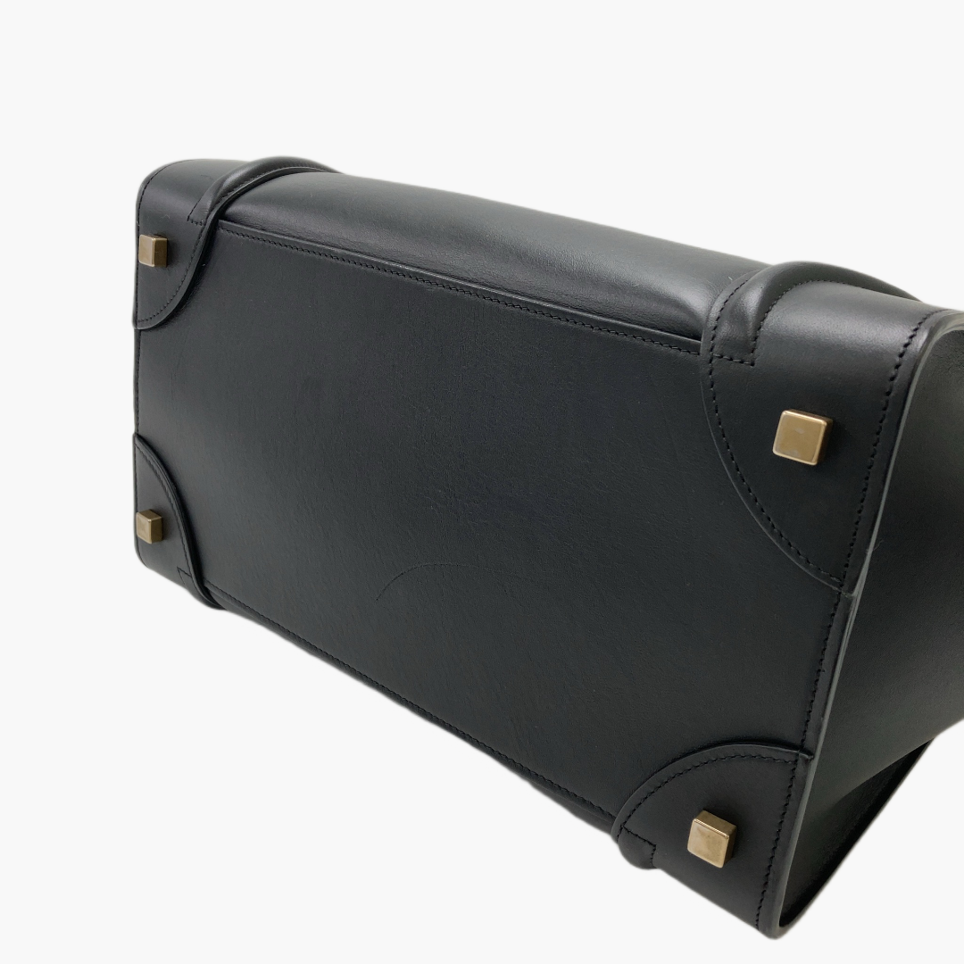 Taskens bund på en sort Celine-taske