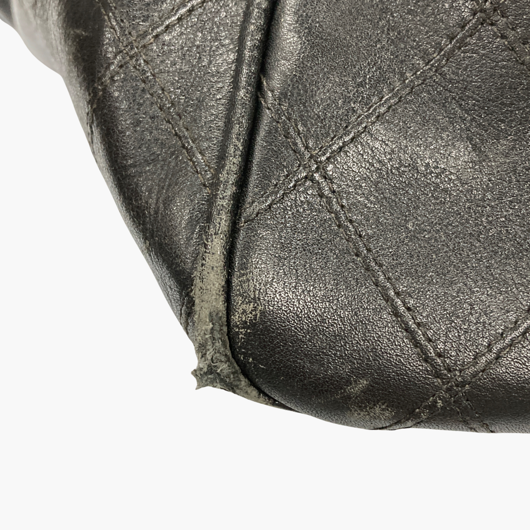 Et nærbillede på kanten af ​​en Chanel Boston duffeltaske