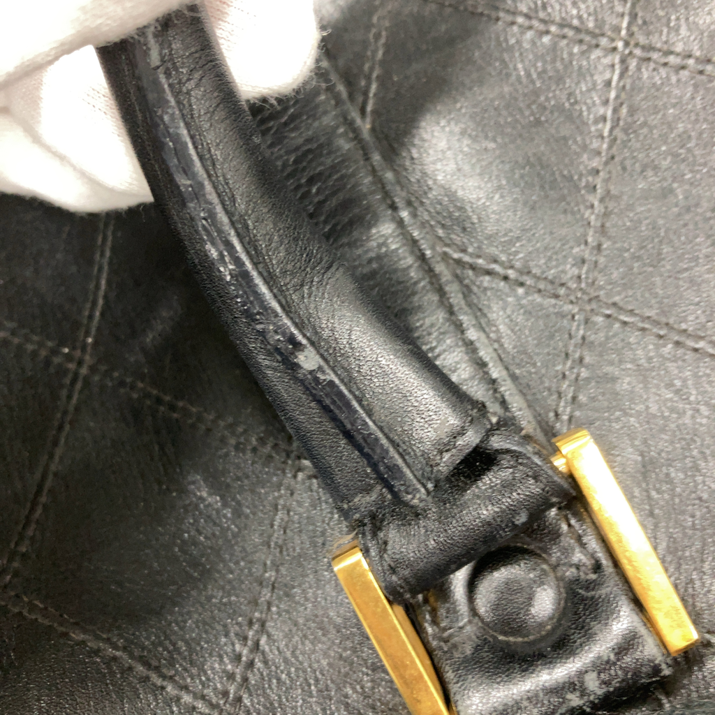 Et nærbillede af remmen og låsen på Chanel Boston-duffeltasken