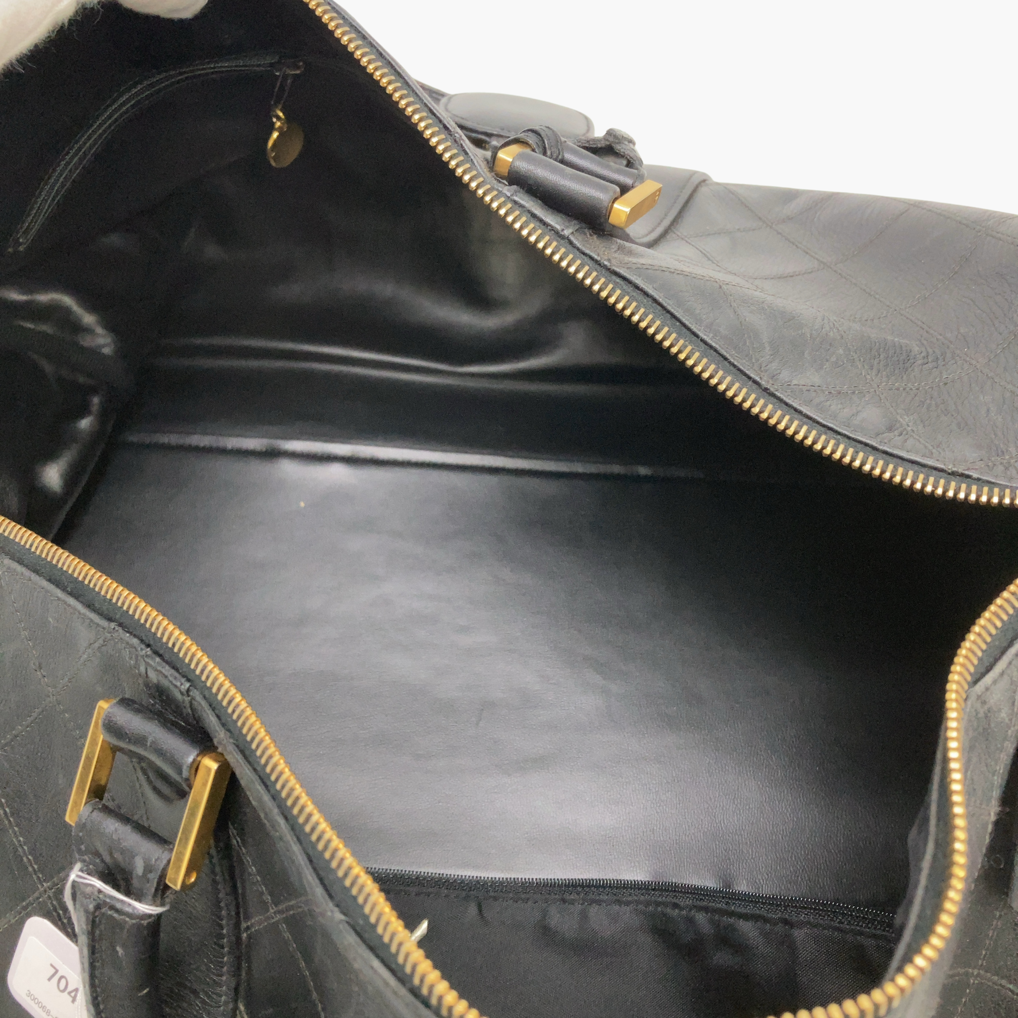 Nærbillede af Chanel Boston Duffle Bag indeni