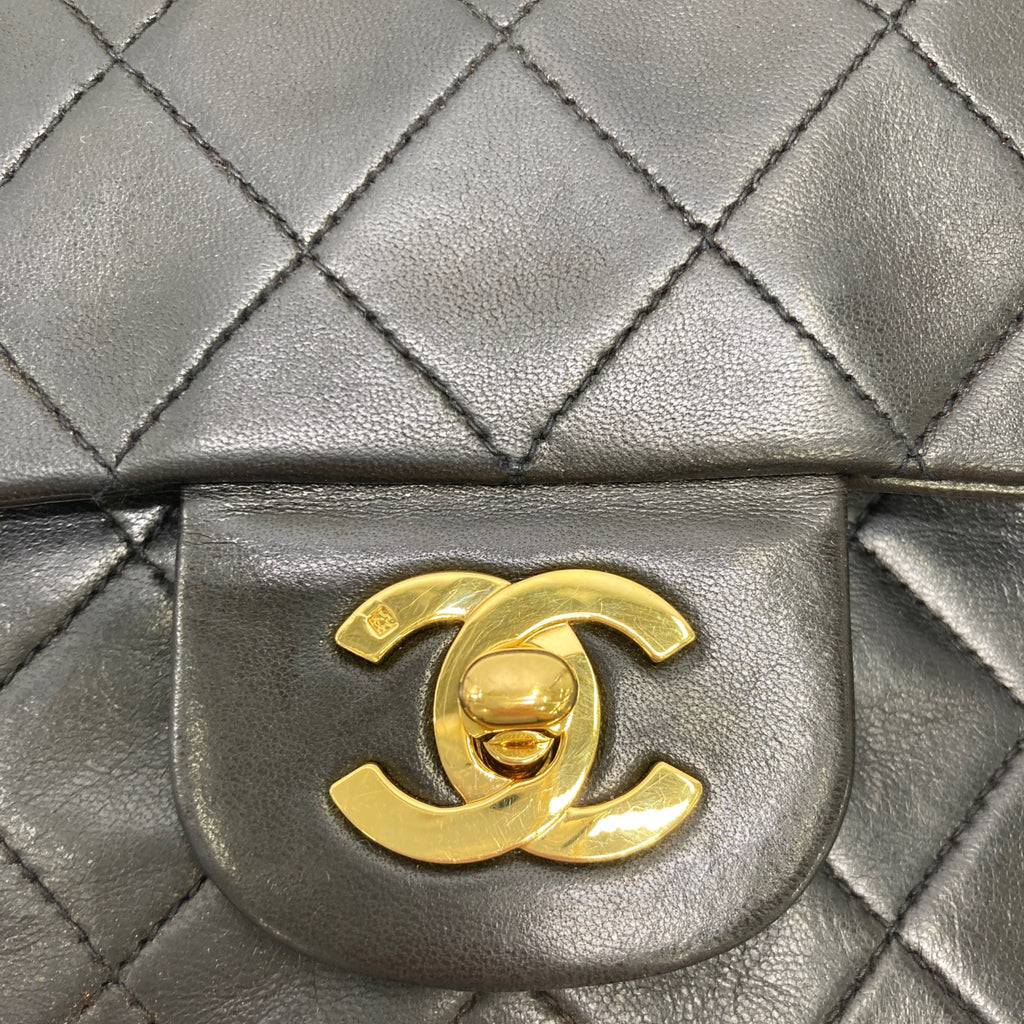 Guldfarvet Chanel-logolås
