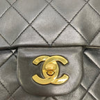 Guldfarvet Chanel-logolås