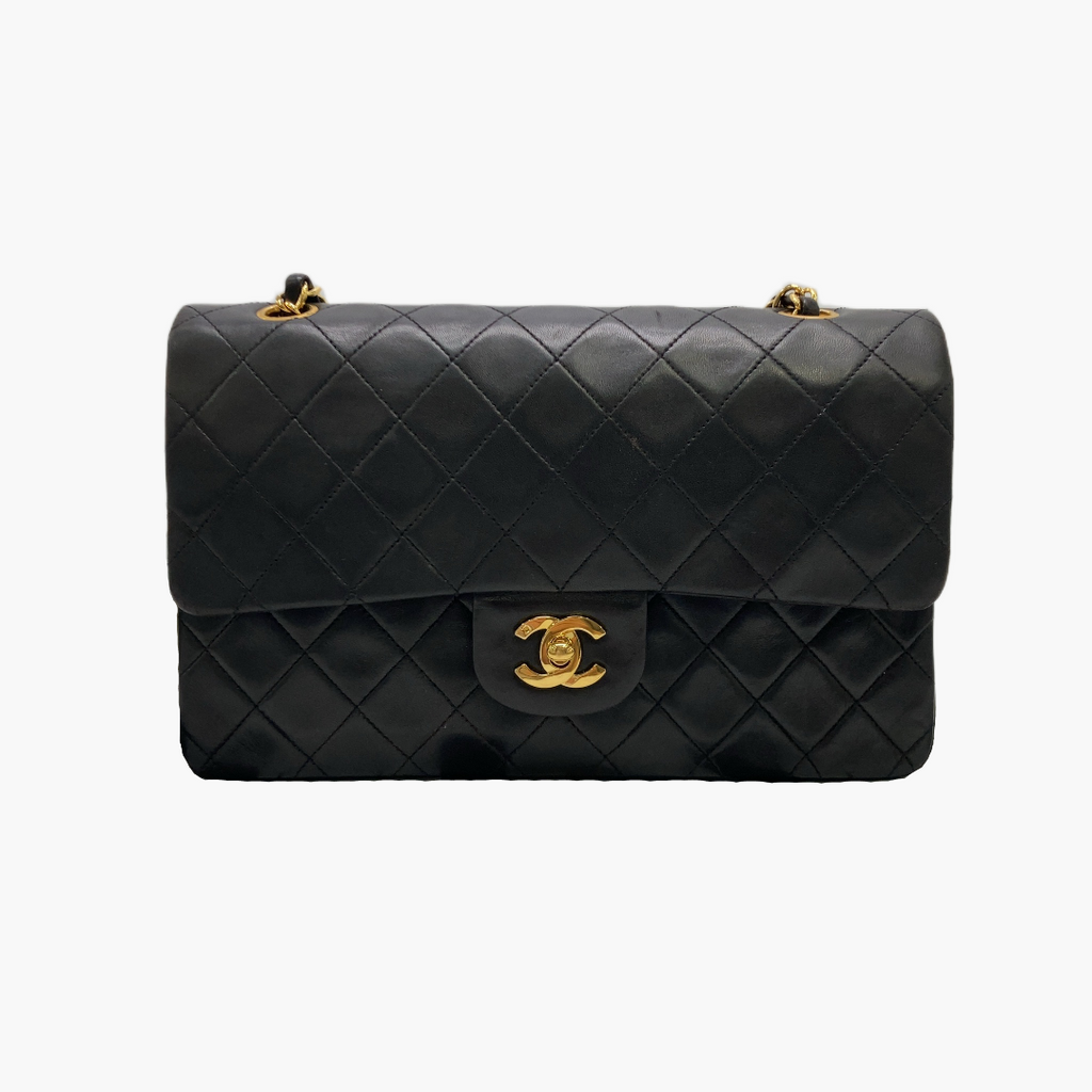 Sort Chanel Classic Flap Medium vist på siden med guldfarvet Chanel-logo-lås