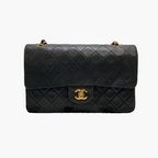Sort Chanel Classic Flap Medium vist på siden med guldfarvet Chanel-logo-lås