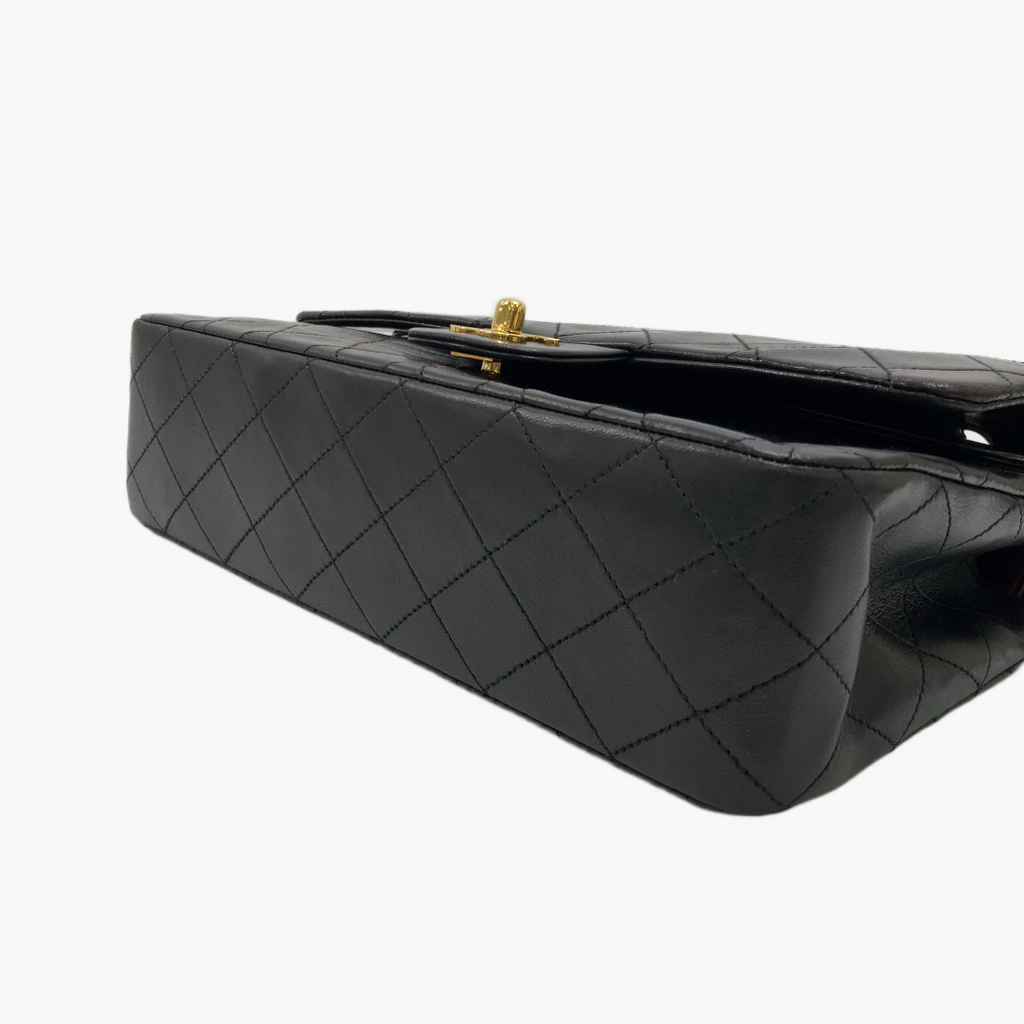 Sort Chanel Classic Flap Medium med fuld diamantquiltning på sidepanelet og bunden af ​​tasken