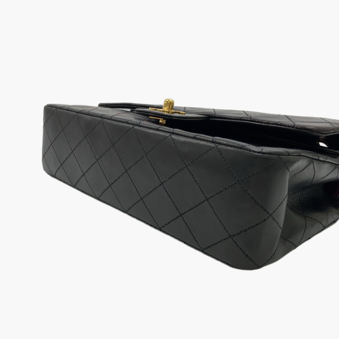 Sort Chanel Classic Flap Medium med fuld diamantquiltning på sidepanelet og bunden af ​​tasken