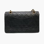 Chanel Classic Flap Medium - sort læderquiltning med en lille lomme på bagsiden af ​​tasken