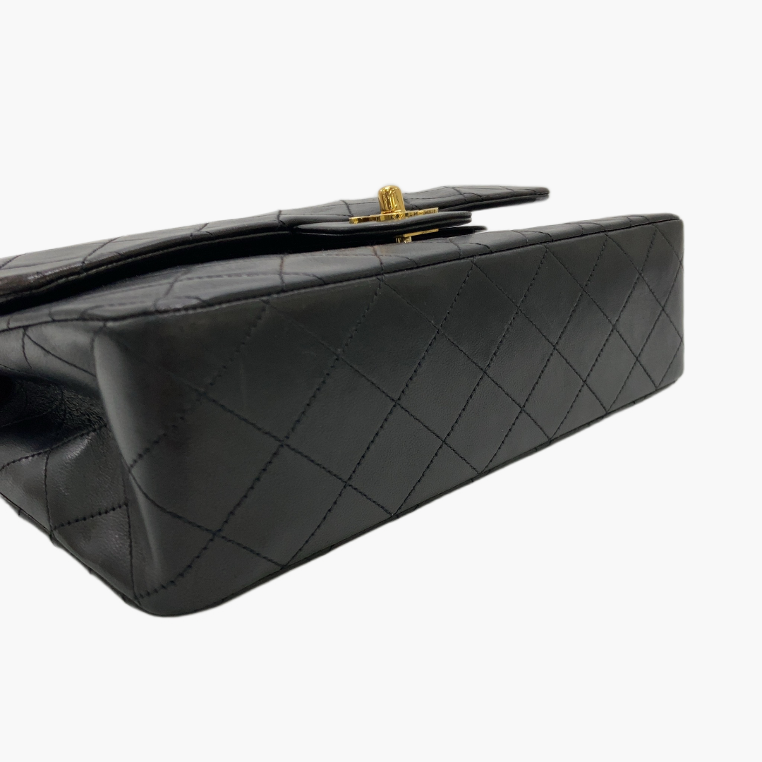 Chanel Classic Flap Medium - sort læderquiltet bund af pungen