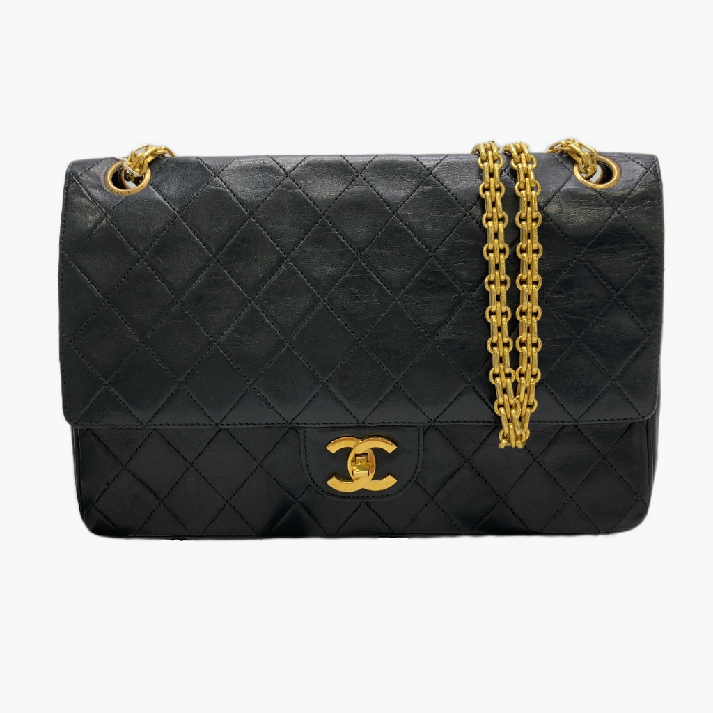 Chanel Classic Flap Medium - sort syet læder med en lys guldkæderem og Chanel logo-lås
