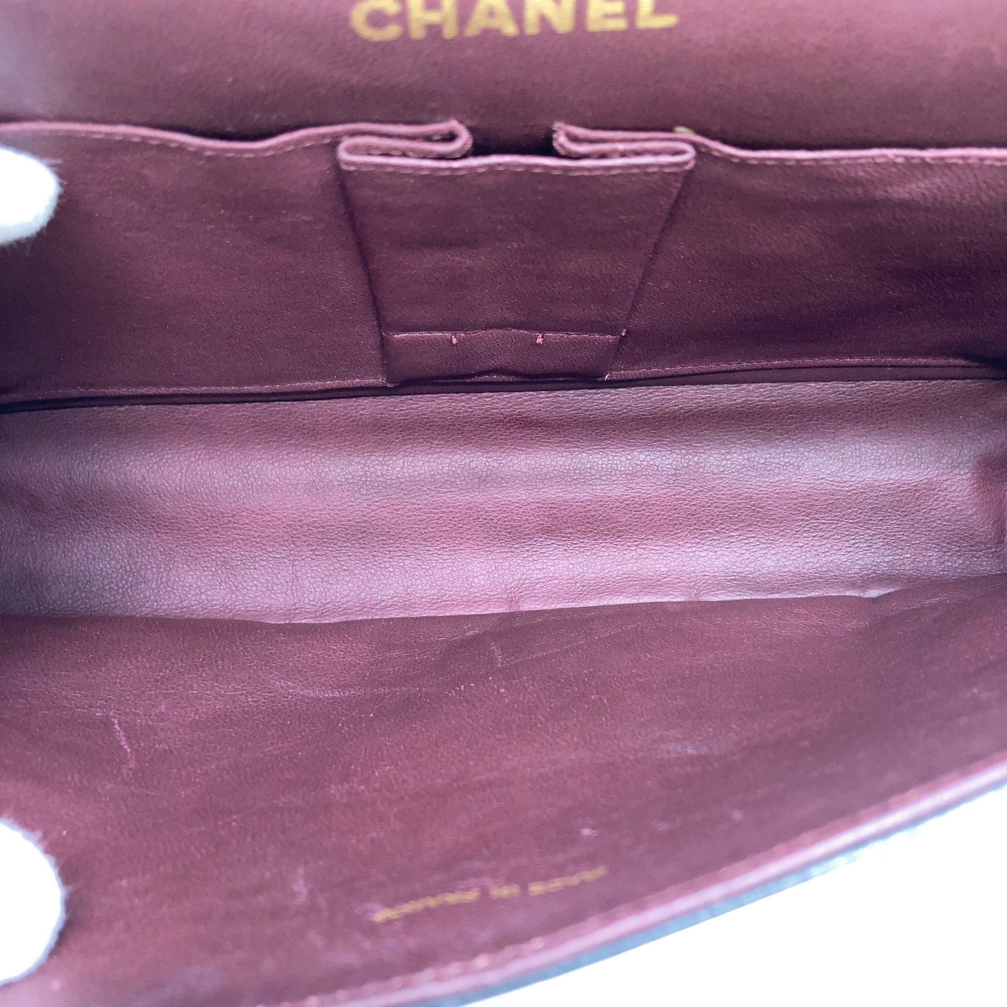 Bordeauxrødt læderfor i Chanel Classic-tasken