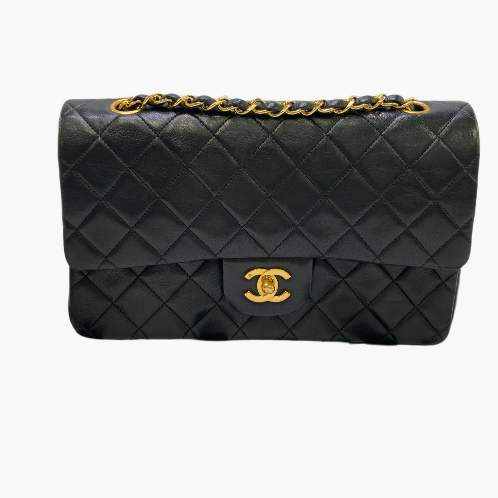Sort quiltet læder Chanel Classic Flap Medium med en guldfarvet Chanel logo-lås og kæde-skulderrem