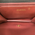 Gyldent Chanel-logo præget inde i det røde læderfor på Chanel Jersey