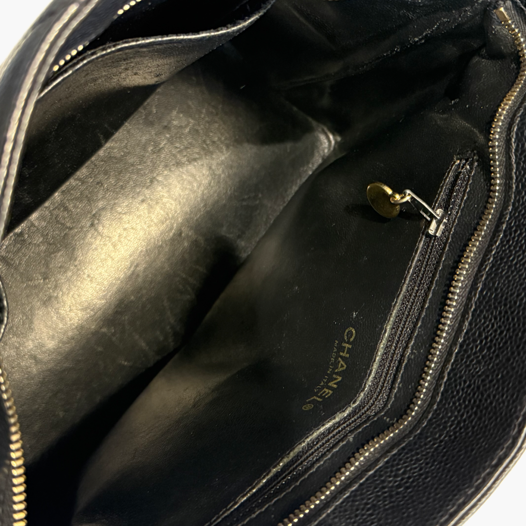 Indvendigt billede af Chanel Medallion Caviar