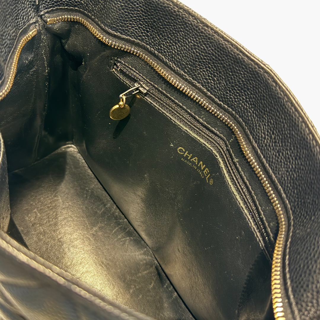 Inde i Chanel Medallion Caviar