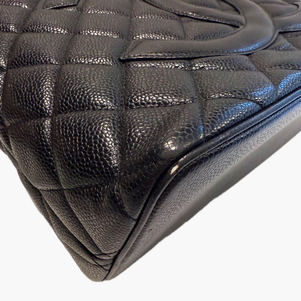 Et nærbillede på kanten af ​​Chanel Medallion Caviar