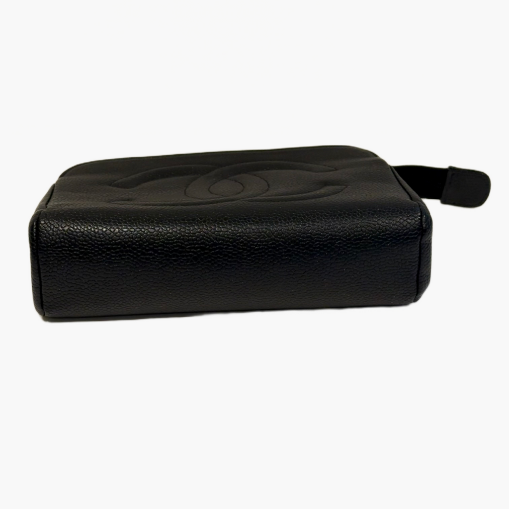 Sort Chanel-pung fladt placeret på siden