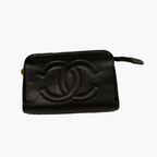 Lille sort Chanel-pung med Chanel-logo syet på sidepanelet