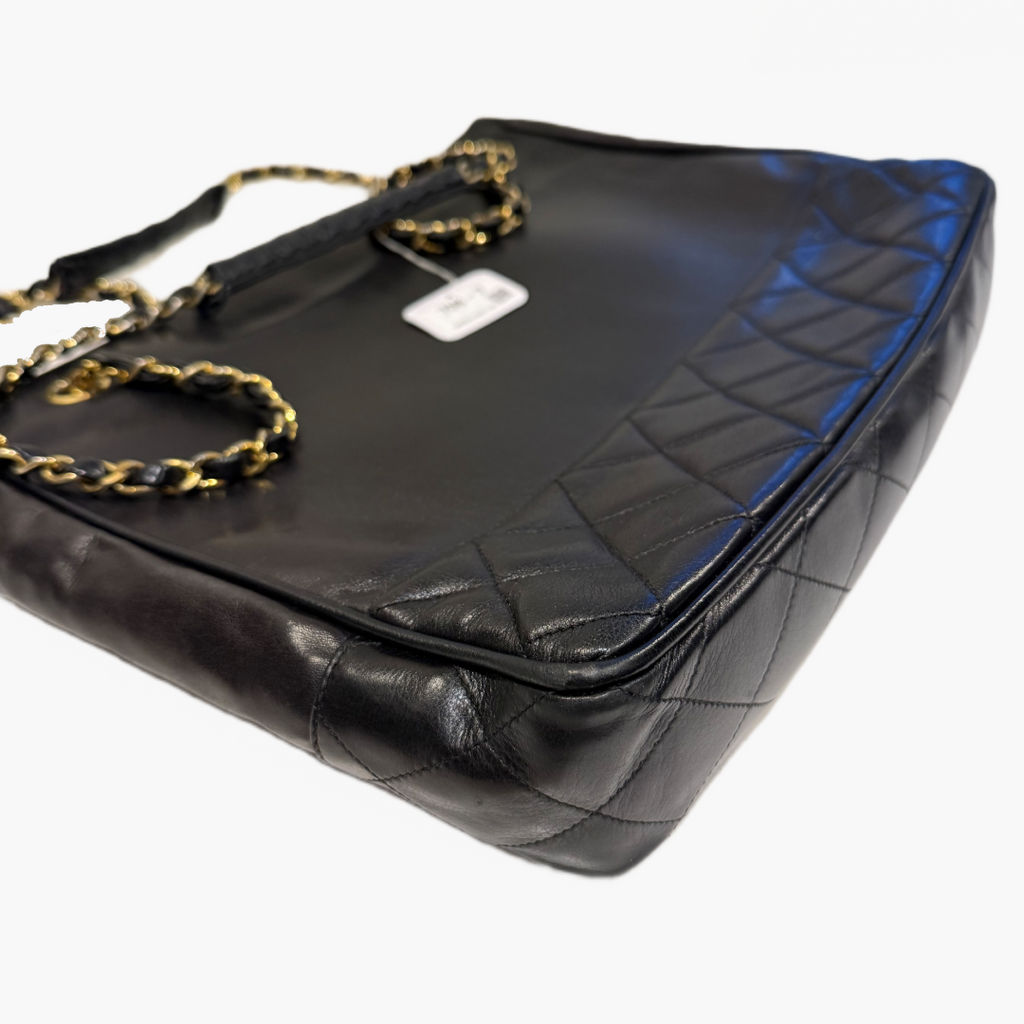 Chanel Tote Bag ligger fladt på siden