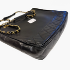 Chanel Tote Bag ligger fladt på siden