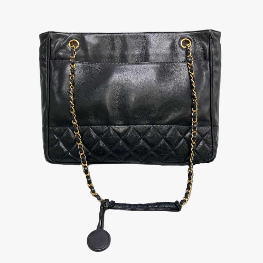Chanel-tote-taske med en blanding af glat sort læder og mønstret læderdetaljer i bunden