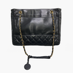 Chanel-tote-taske med en blanding af glat sort læder og mønstret læderdetaljer i bunden