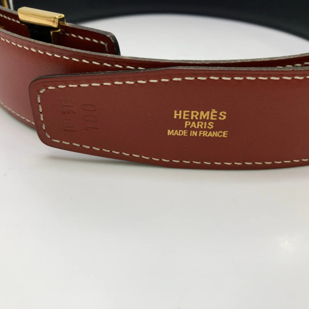 Guldmærkning "Made in France" på bagsiden af ​​Hermes-bæltet